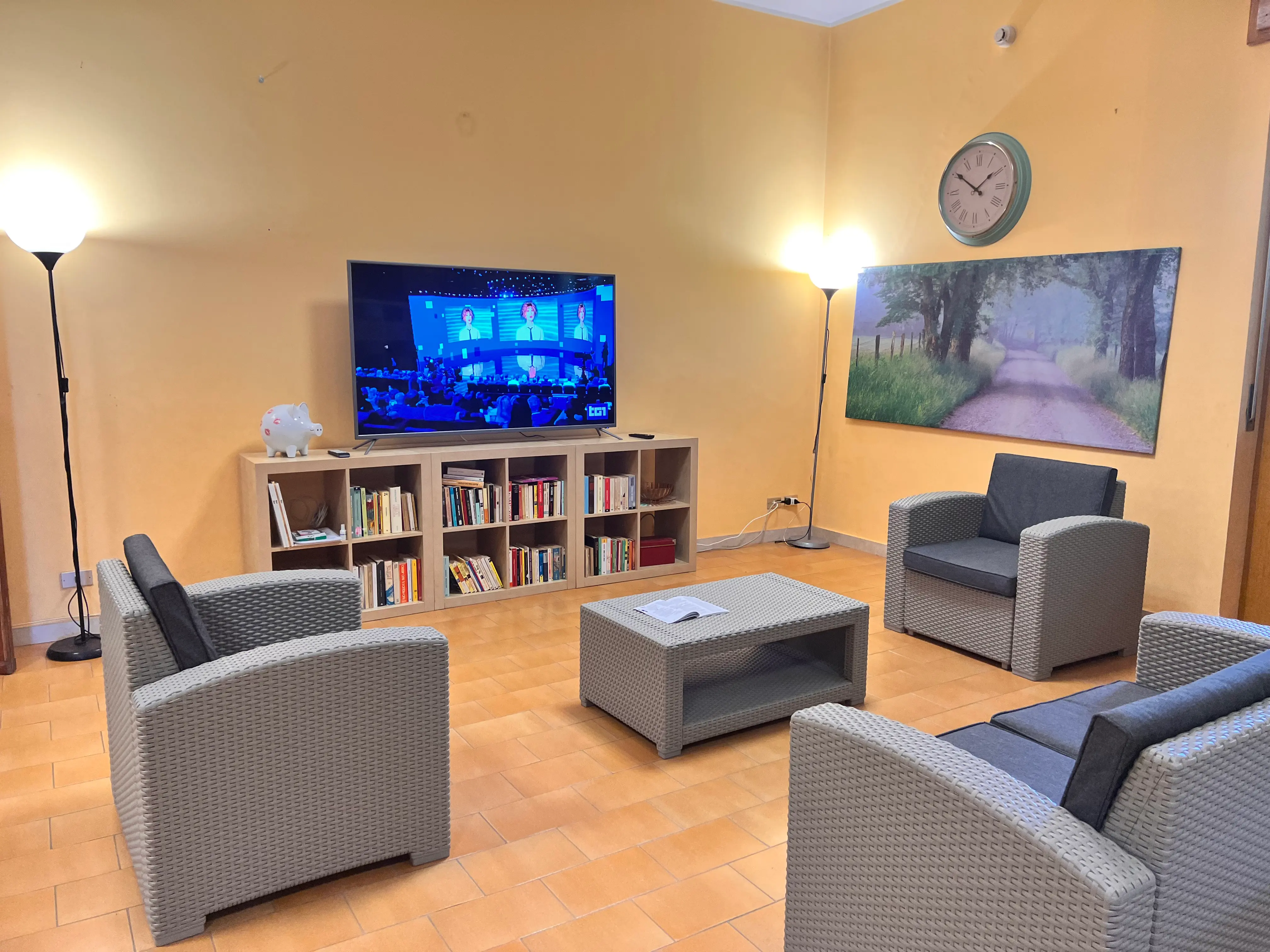 Salone luminoso e accogliente della casa famiglia [Nome Struttura] ad Avigliana